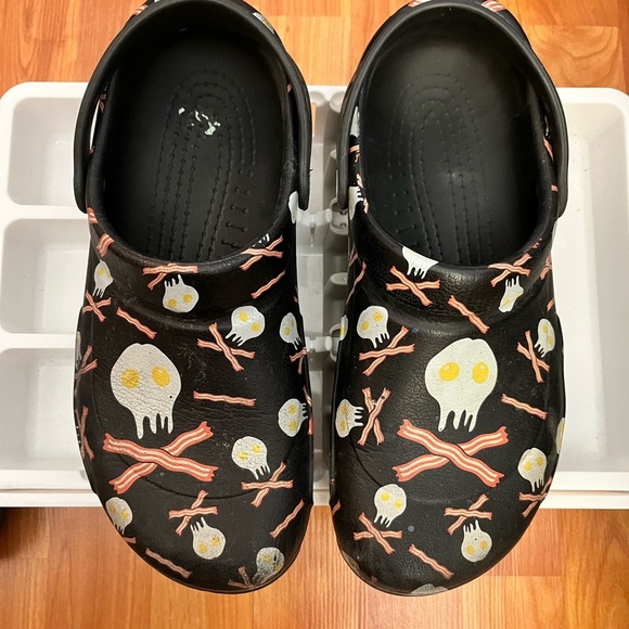 CROCS Bacon & Eggs Jolly Rogers Bistro Crocs - Picture 1 of 4
